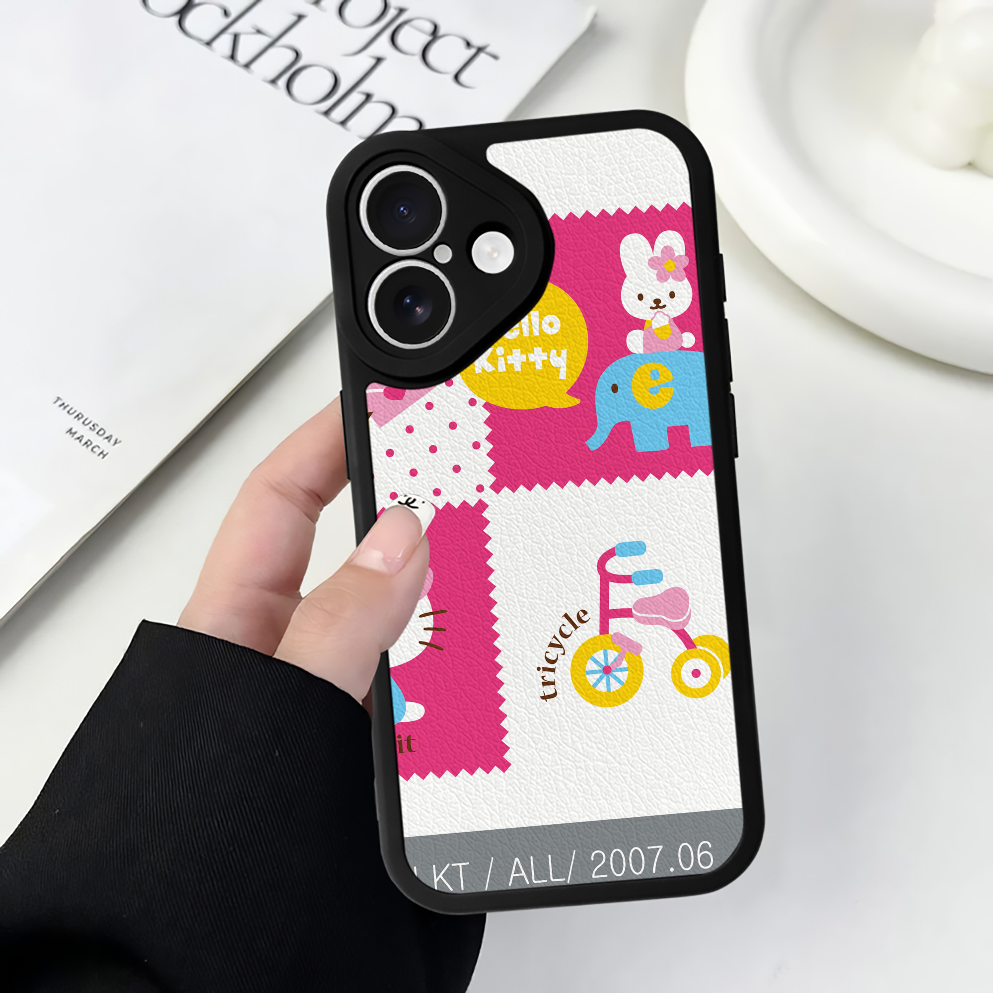 （画像用） Hello Kitty ハローキティ 【iPhone 16シリーズ対応】シリコンスマホケース（レザー調） 材質：シリコン